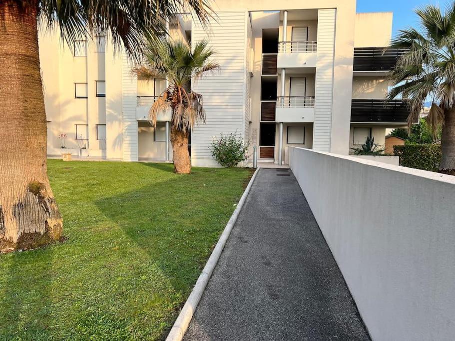 Luxury 3 Piece Garden Apartment In Cannes Marina 망들리유 라 나플 외부 사진
