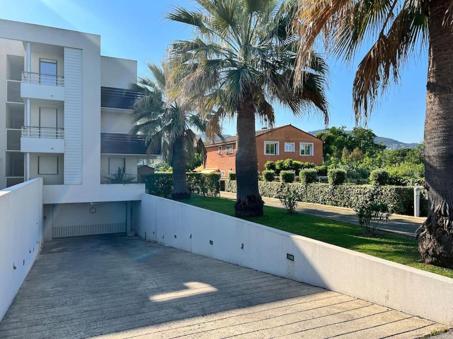Luxury 3 Piece Garden Apartment In Cannes Marina 망들리유 라 나플 외부 사진